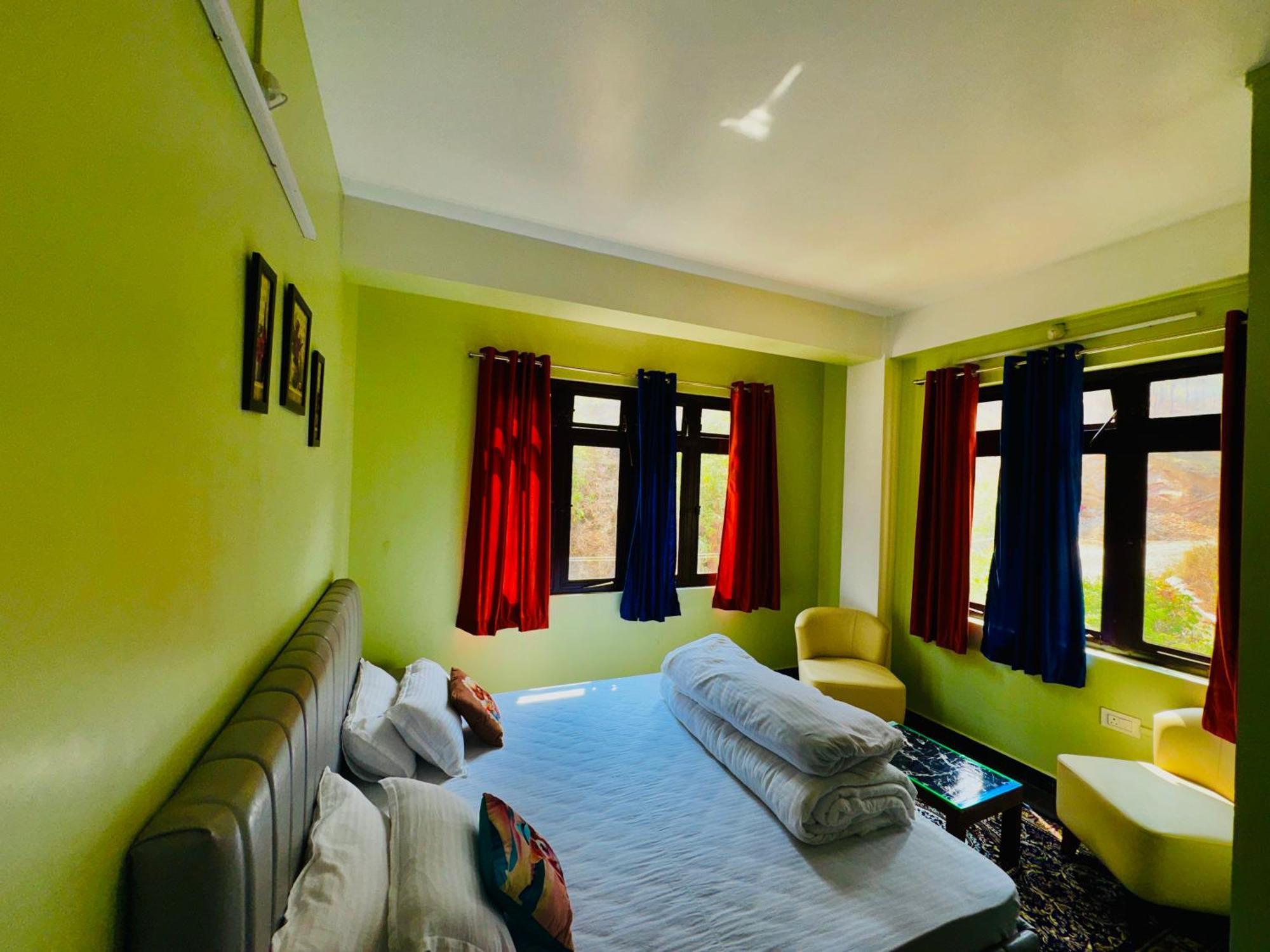Xtsy Travellers Hostel Shillong Ngoại thất bức ảnh